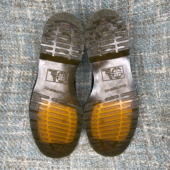 Dr. Martens Men's 2976 Vegan Chelsea Boot in Black Felix Rub Off - Picture 8 of 9